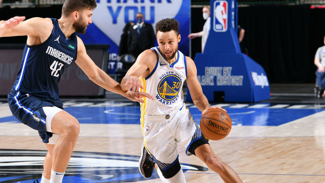 DALLAS, TX - FEBRUARY 6: Stephen Curry #30 of the Golden State Warriors drives to the basket against the Dallas Mavericks on February 6, 2021 at the American Airlines Center in Dallas, Texas. Mandatory Copyright Notice: Copyright 2021 NBAE