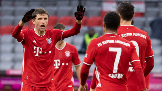 30 January 2021, Bavaria, Munich: Football: Bundesliga, Bayern Munich - TSG 1899 Hoffenheim, Matchday 19 at Allianz Arena. Thomas Müller (l-r), Serge Gnabry and Robert Lewandowski of Munich celebrate the goal for 2:0. Photo: Sven Hoppe/dpa - IMPORTANT NOTE: In accordance with the regulations of the DFL Deutsche Fußball Liga and/or the DFB Deutscher Fußball-Bund, it is prohibited to use or have used photographs taken in the stadium and/or of the match in the form of sequence pictures and/or video-like photo series.