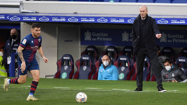 HUESCA, SPAIN - FEBRUARY 06: Zinedine Zidane, Head Coach of Real Madrid gives his team instructions during the La Liga Santander match between SD Huesca and Real Madrid at Estadio El Alcoraz on February 06, 2021 in Huesca, Spain. Sporting stadiums around Spain remain under strict restrictions due to the Coronavirus Pandemic as Government social distancing laws prohibit fans inside venues resulting in games being played behind closed doors.