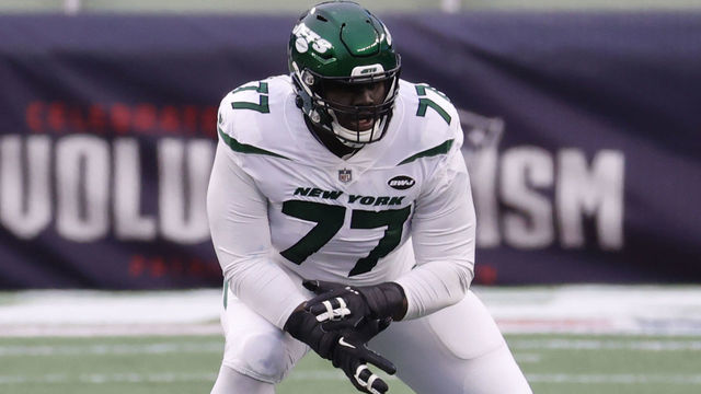 FOXBOROUGH, MA - JANUARY 03: New York Jets offensive tackle Mekhi Becton (77) gets set during a game between the New England Patriots and the New York Jets on January 3, 2021, at Gillette Stadium in Foxborough, Massachusetts.