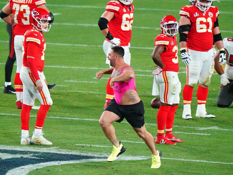 Rob Gronkowski jokes Chiefs should sign Super Bowl streaker