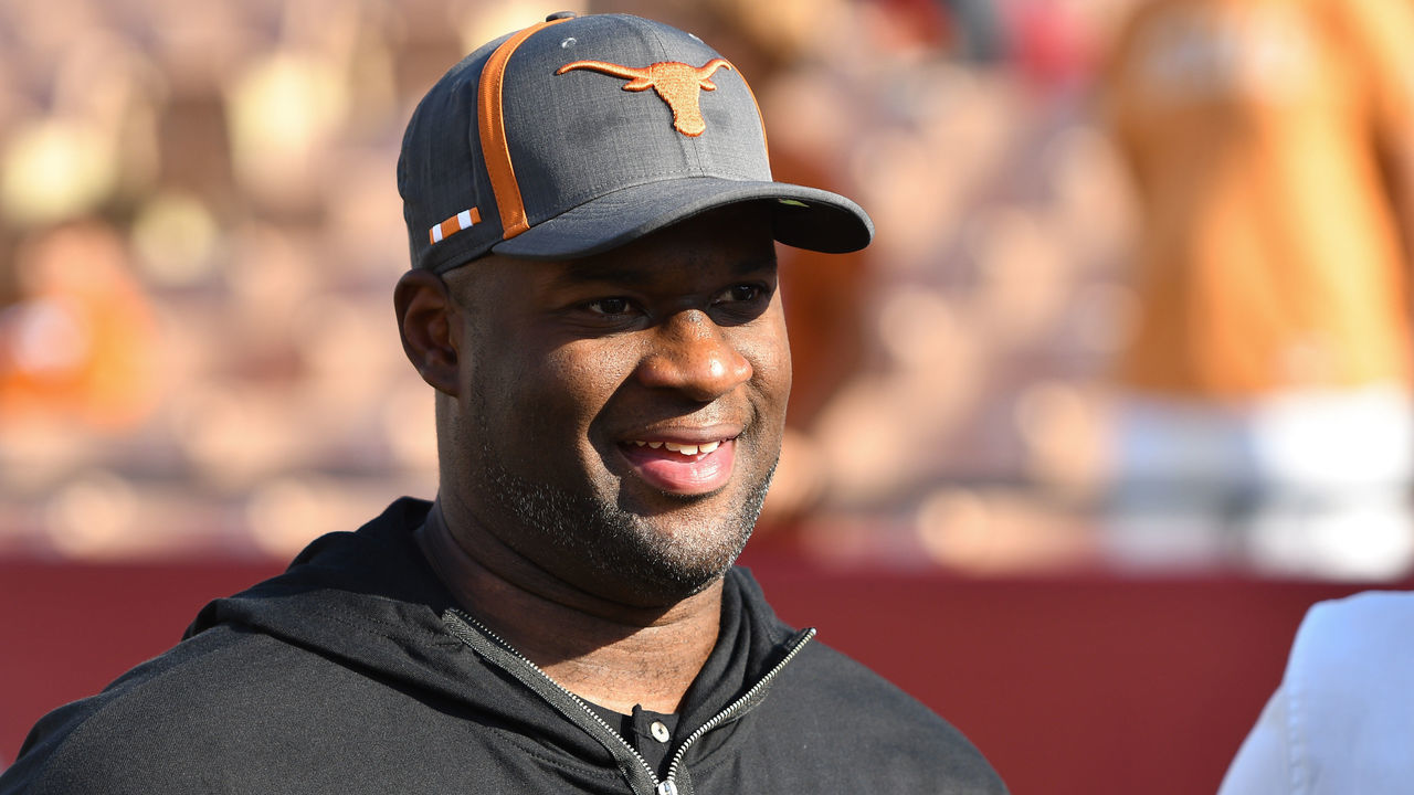 LOS ANGELES, CA - SEPTEMBER 16: Former Longhorn Vince Young looks on before a college football game between the Texas Longhorns and the USC Trojans on September 16, 2017, at Los Angeles Memorial Coliseum in Los Angeles, CA.