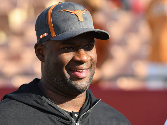 LOS ANGELES, CA - SEPTEMBER 16: Former Longhorn Vince Young looks on before a college football game between the Texas Longhorns and the USC Trojans on September 16, 2017, at Los Angeles Memorial Coliseum in Los Angeles, CA.