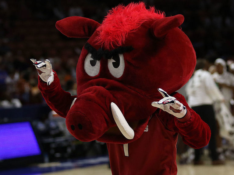 Dungee helps No. 18 Arkansas hold off Mississippi State - Vimarsana News