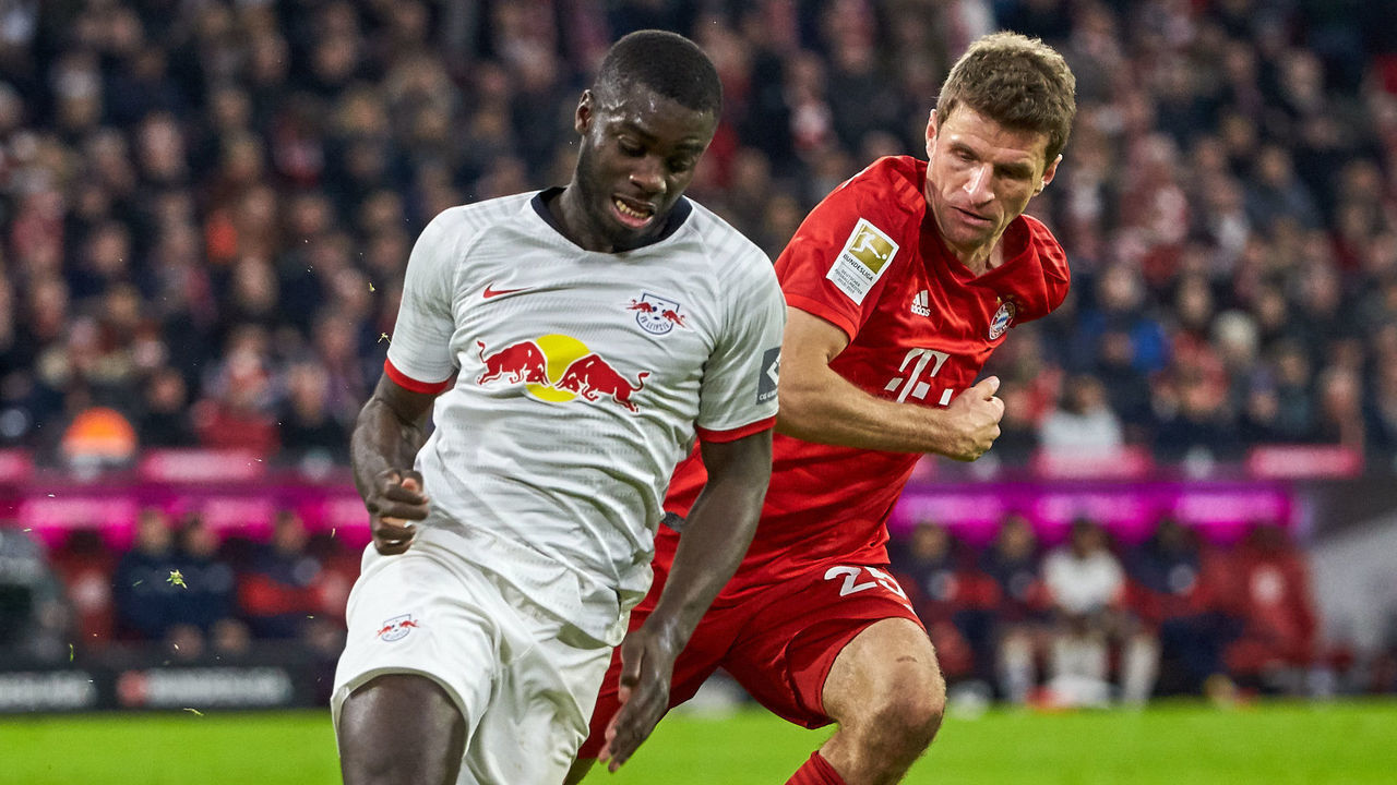 MUNICH, GERMANY - FEBRUARY 09: (BILD ZEITUNG OUT) Dayot Upamecano of RB Leipzig and Thomas Mueller of FC Bayern Muenchen battle for the ball during the Bundesliga match between FC Bayern Muenchen and RB Leipzig at Allianz Arena on February 9, 2020 in Munich, Germany.