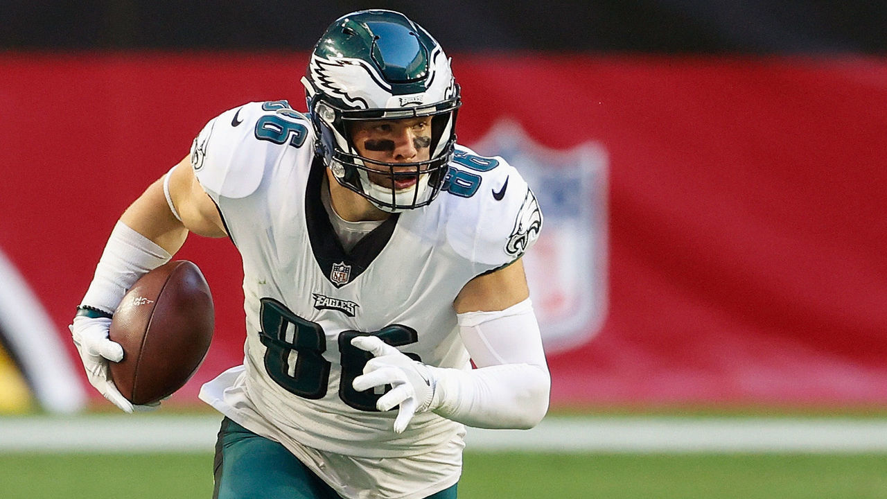 GLENDALE, ARIZONA - DECEMBER 20: Tight end Zach Ertz #86 of the Philadelphia Eagles runs with the football after a reception against the Arizona Cardinals during the NFL game at State Farm Stadium on December 20, 2020 in Glendale, Arizona. The Cardinals defeated the Eagles 33-26.