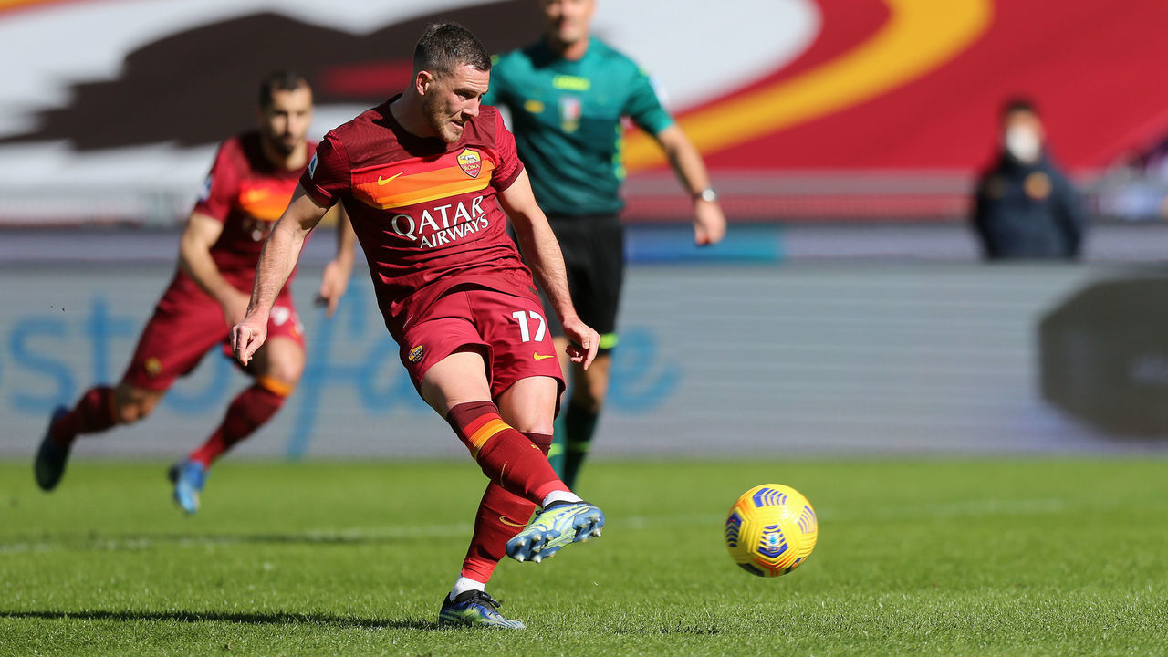 ROME, ITALY - FEBRUARY 14: Jordan Veretout of Roma scores their team's second goal from the penalty spot during the Serie A match between AS Roma and Udinese Calcio at Stadio Olimpico on February 14, 2021 in Rome, Italy. Sporting stadiums around Italy remain under strict restrictions due to the Coronavirus Pandemic as Government social distancing laws prohibit fans inside venues resulting in games being played behind closed doors.