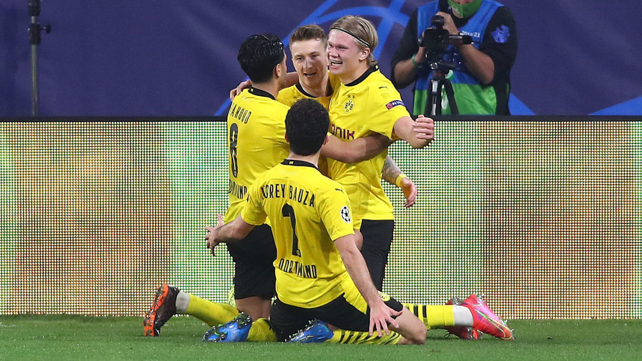 SEVILLE, SPAIN - FEBRUARY 17: Erling Haaland (R) of Borussia Dortmund celebrates with Marco Reus and team mates after scoring their side's third goal during the UEFA Champions League Round of 16 match between Sevilla FC and Borussia Dortmund at Estadio Ramon Sanchez Pizjuan on February 17, 2021 in Seville, Spain. Sporting stadiums around Spain remain under strict restrictions due to the Coronavirus Pandemic as Government social distancing laws prohibit fans inside venues resulting in games being played behind closed doors.