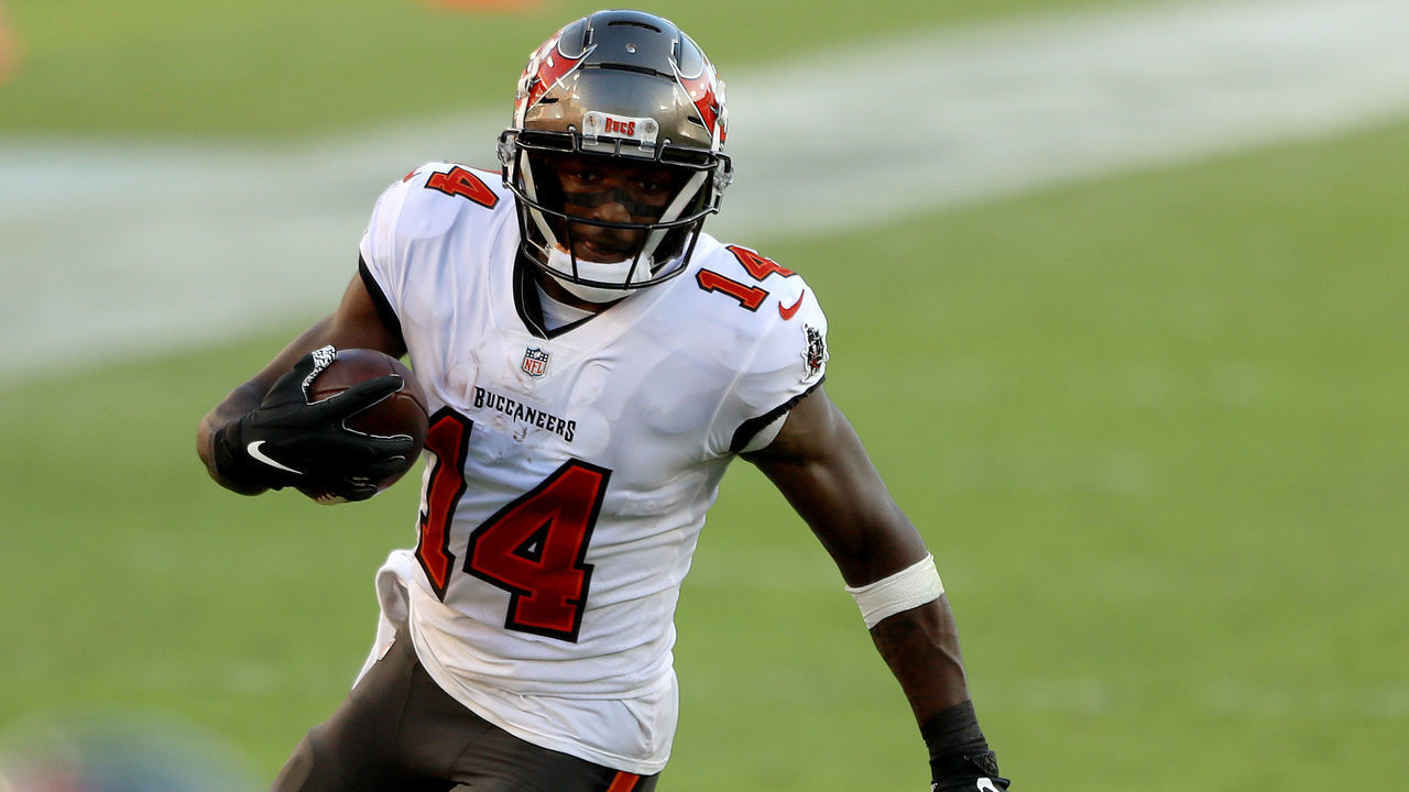 TAMPA, FLORIDA - OCTOBER 18: Chris Godwin #14 of the Tampa Bay Buccaneers runs against the Green Bay Packers during the second quarter at Raymond James Stadium on October 18, 2020 in Tampa, Florida.