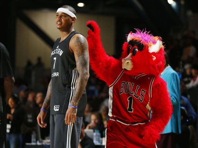VIDEO: Benny the Bull is not afraid of heights, climbs atop Willis Tower to fly the flag
