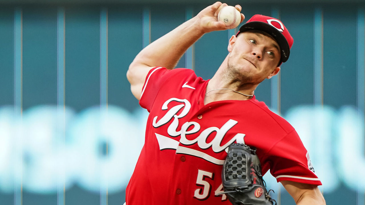 MINNEAPOLIS, MN - SEPTEMBER 27: Sonny Gray #54 of the Cincinnati Reds pitches against the Minnesota Twins on September 27, 2020 at Target Field in Minneapolis, Minnesota.