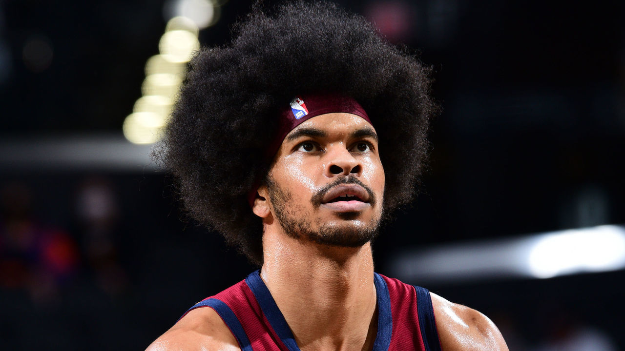 PHOENIX, AZ - FEBRUARY 8: Jarrett Allen #31 of the Cleveland Cavaliers shoots the ball against the Phoenix Suns on February 8, 2021 at Talking Stick Resort Arena in Phoenix, Arizona. Mandatory Copyright Notice: Copyright 2021 NBAE