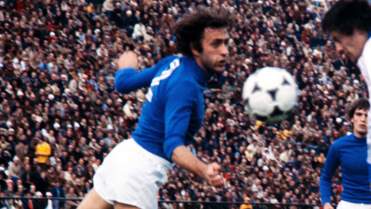 French forward Bernard Lacombe (R) heads the ball past Italian defender Mauro Bellugi (L) during the 1978 World Cup football match between France and Italy, on June 2, 1978, in Mar del Plata. AFP PHOTO / AFP / -
