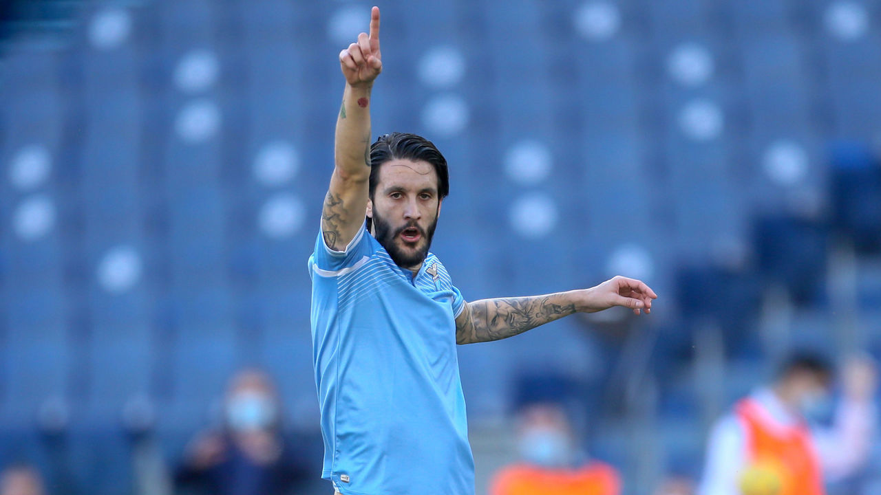 ROME, ITALY - FEBRUARY 20: Luis Alberto of SS Lazio gives instructions to his teammates during the Serie A match between SS Lazio and UC Sampdoria at Stadio Olimpico on February 20, 2021 in Rome, Italy. Sporting stadiums around Italy remain under strict restrictions due to the Coronavirus Pandemic as Government social distancing laws prohibit fans inside venues resulting in games being played behind closed doors.