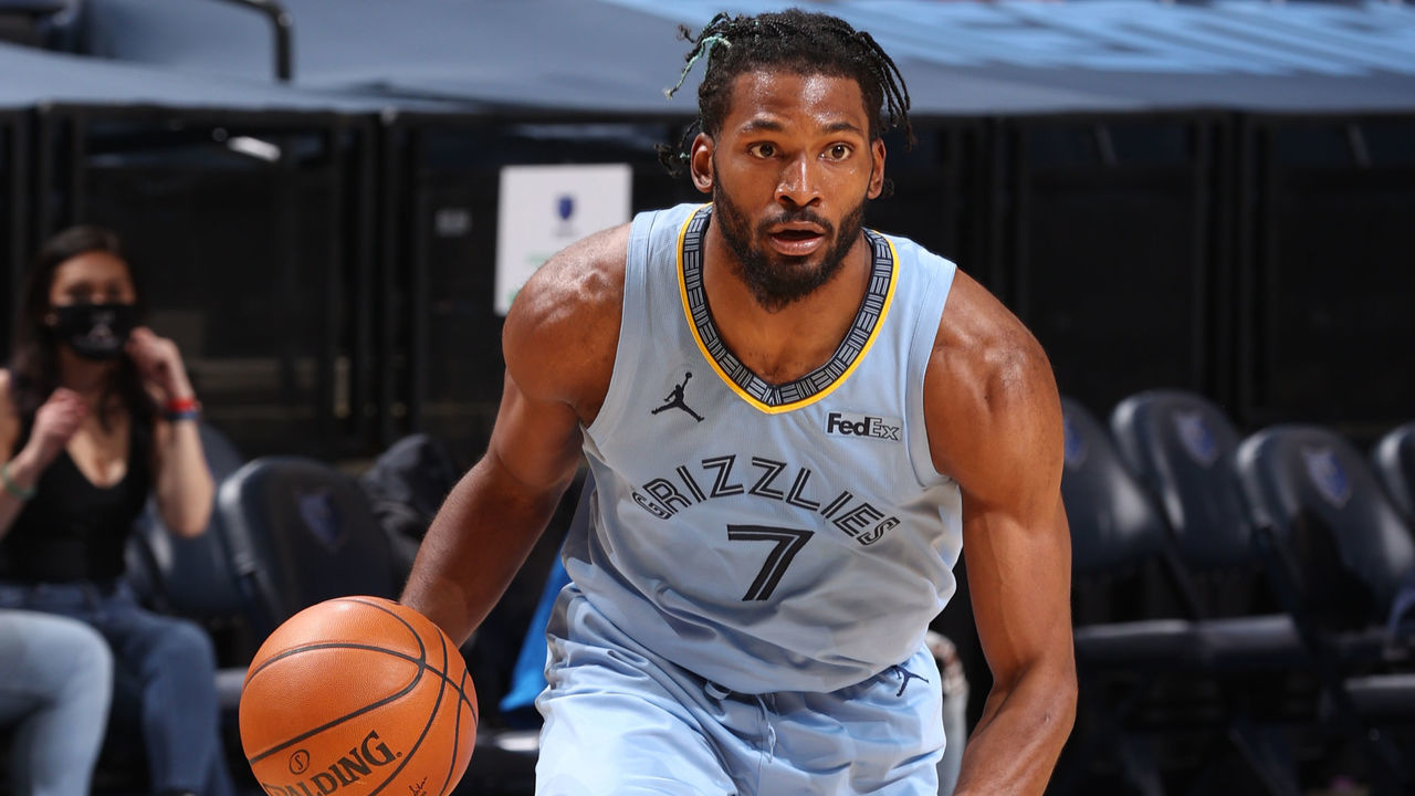 MEMPHIS, TN - FEBRUARY 20: Justise Winslow #7 of the Memphis Grizzlies handles the ball during the game against the Phoenix Suns on February 20, 2021 at FedExForum in Memphis, Tennessee. Mandatory Copyright Notice: Copyright 2021 NBAE