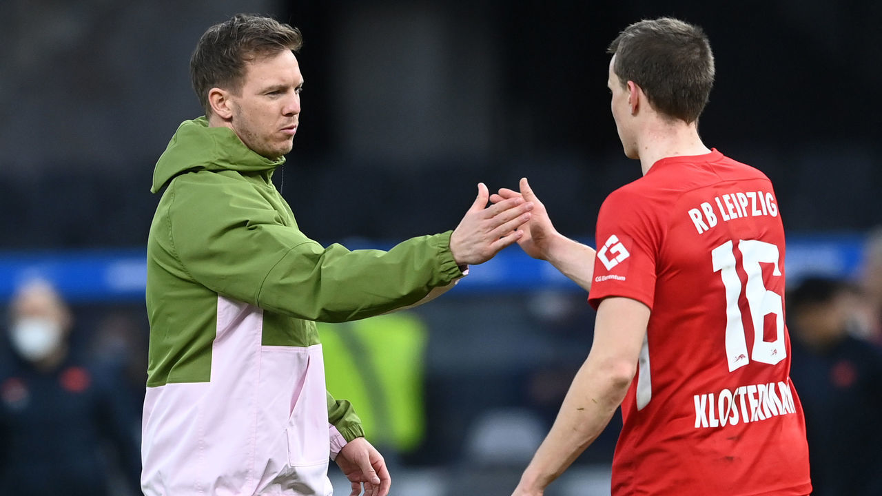 BERLIN, GERMANY - FEBRUARY 21: Julian Nagelsmann, Head Coach of RB Leipzig shakes hands with Lukas Klostermann of RB Leipzig following the Bundesliga match between Hertha BSC and RB Leipzig at Olympiastadion on February 21, 2021 in Berlin, Germany. Sporting stadiums around Germany remain under strict restrictions due to the Coronavirus Pandemic as Government social distancing laws prohibit fans inside venues resulting in games being played behind closed doors.