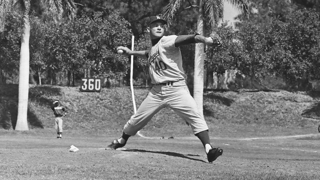 Stan Williams of the Los Angeles Dodgers pitches circa March, 1962.