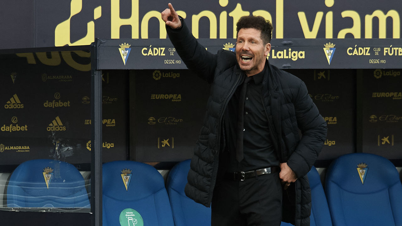 Diego Simeone head coach of Atletico Madrid gives instructions during the La Liga Santander match between Cadiz CF and Atletico de Madrid at Estadio Ramon de Carranza on January 31, 2021 in Cadiz, Spain. Sporting stadiums around Spain remain under strict restrictions due to the Coronavirus Pandemic as Government social distancing laws prohibit fans inside venues resulting in games being played behind closed doors.