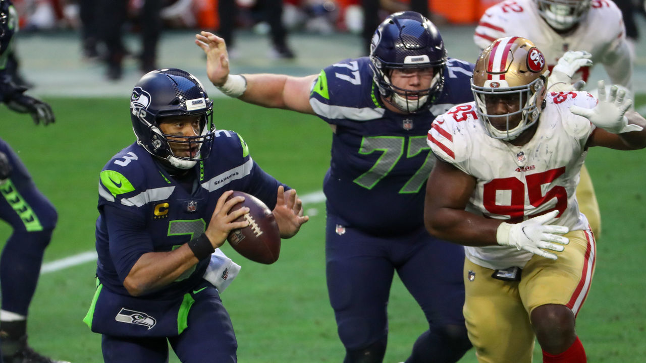 GLENDALE, AZ - JANUARY 03: Seattle Seahawks Quarterback Russell Wilson (3) looking to pass a ball during a game against the San Francisco 49ers at State Farm Stadium on January 3, 2021 in Glendale, Arizona.