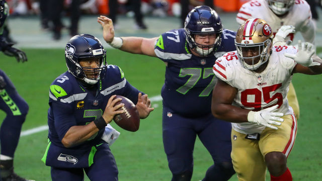 GLENDALE, AZ - JANUARY 03: Seattle Seahawks Quarterback Russell Wilson (3) looking to pass a ball during a game against the San Francisco 49ers at State Farm Stadium on January 3, 2021 in Glendale, Arizona.