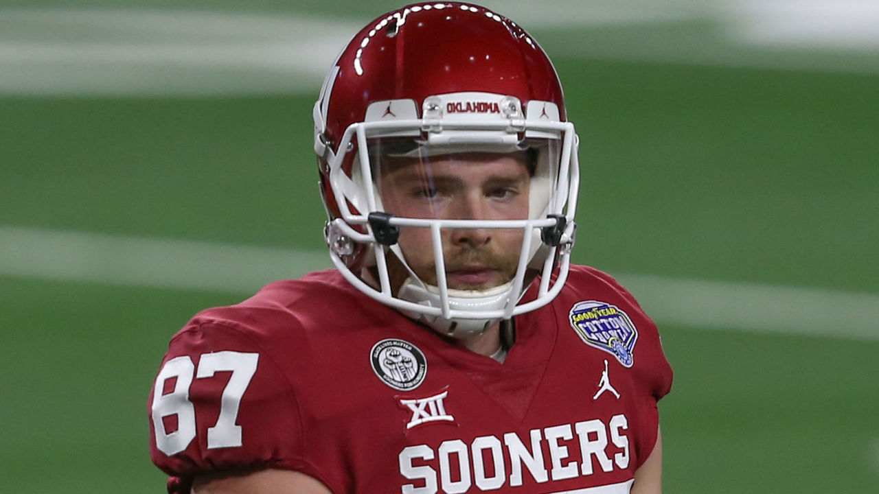 ARLINGTON, TX - DECEMBER 30: Oklahoma Sooners wide receiver Spencer Jones (87) walks off the field during warmups for the Goodyear Cotton Bowl between Florida and Oklahoma on December 30, 2020 at AT&T Stadium in Arlington, TX.