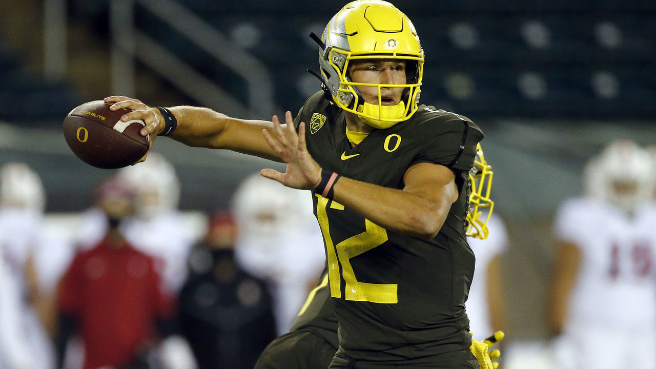 EUGENE, OREGON - NOVEMBER 07: Tyler Shough #12 of the Oregon Ducks in action against the Stanford Cardinal at Autzen Stadium on November 07, 2020 in Eugene, Oregon.