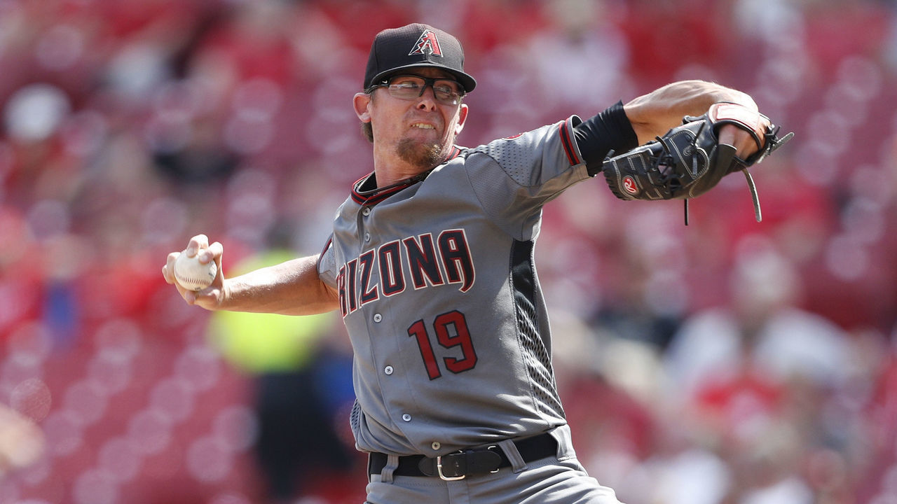 CINCINNATI, OH - JULY 24: Tyler Clippard #19 of the Arizona Diamondbacks pitches against the Cincinnati Reds during a game at Great American Ball Park on July 24, 2016 in Cincinnati, Ohio. The Diamondbacks defeated the Reds 9-8.