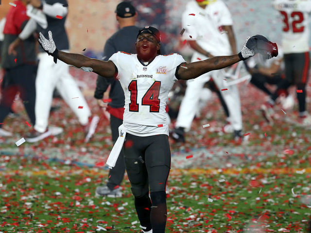 Bucs franchise Chris Godwin, re-sign Lavonte David