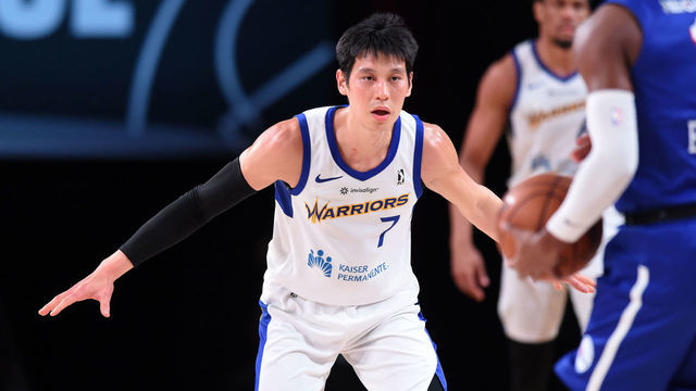 ORLANDO, FL - FEBRUARY 12: Jeremy Lin #7 of the Santa Cruz Warriors plays defense against the Delaware Blue Coats on February 12, 2021 at AdventHealth Arena in Orlando, Florida. NOTE TO USER: User expressly acknowledges and agrees that, by downloading and/or using this photograph, user is consenting to the terms and conditions of the Getty Images License Agreement. Mandatory Copyright Notice: Copyright 2021 NBAE