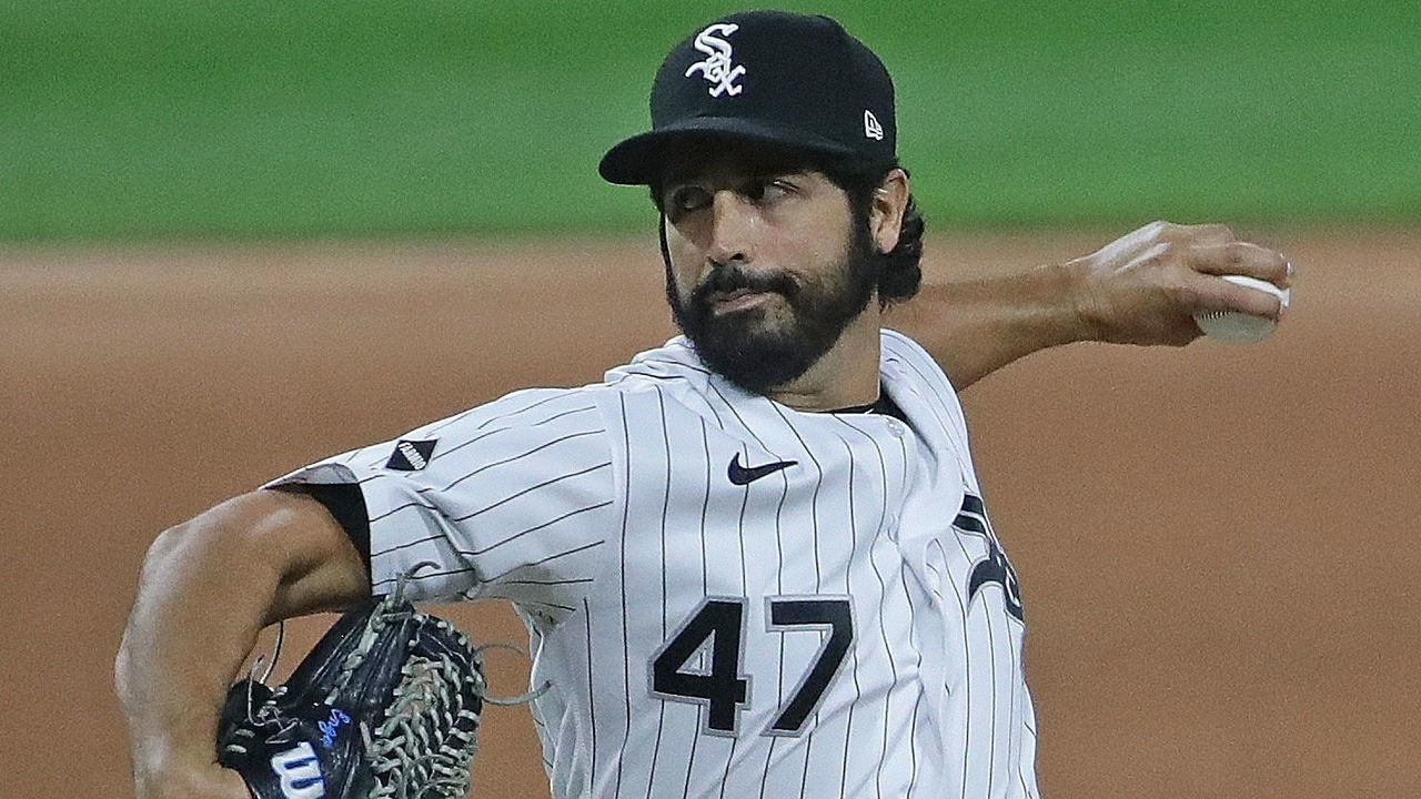 CHICAGO, ILLINOIS - SEPTEMBER 25: Gio Gonzalez #47 of the Chicago White Sox pitches against the Chicago Cubs at Guaranteed Rate Field on September 25, 2020 in Chicago, Illinois.