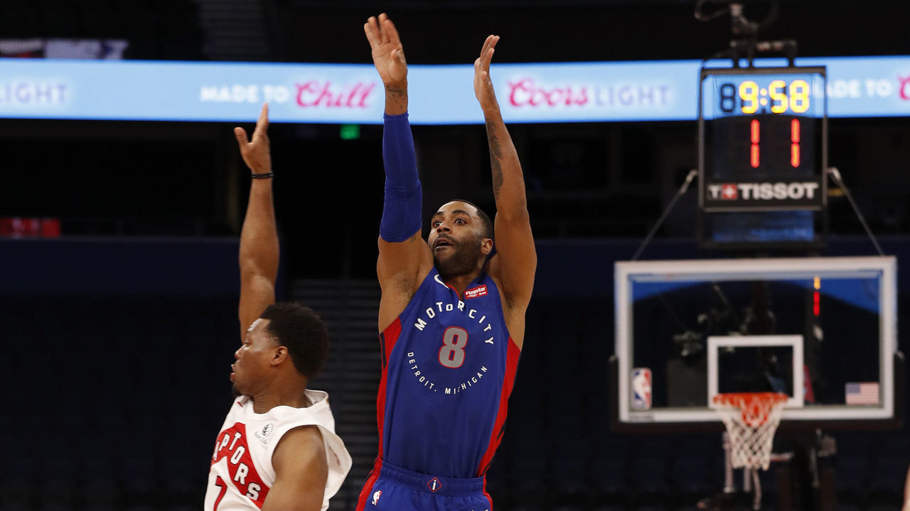 TAMPA, FL - MARCH 3: Wayne Ellington #8 of the Detroit Pistons shoots a three point basket during the game against the Toronto Raptors on March 3, 2021 at Amalie Arena in Tampa, Florida. Mandatory Copyright Notice: Copyright 2021 NBAE