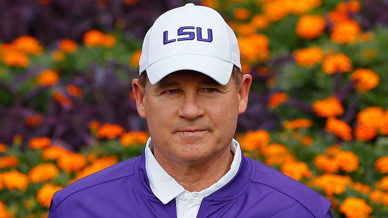 AUBURN, AL - SEPTEMBER 24: Head coach Les Miles of the LSU Tigers leads his team onto the field to face the Auburn Tigers at Jordan-Hare Stadium on September 24, 2016 in Auburn, Alabama.