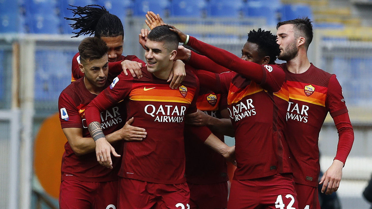 ROME, ITALY - MARCH 07: (BILD ZEITUNG OUT) Gianluca Mancini of AS Roma celebrates after scoring his team's first goal with team mates during the Serie A match between AS Roma and Genoa CFC at Stadio Olimpico on March 7, 2021 in Rome, Italy.
