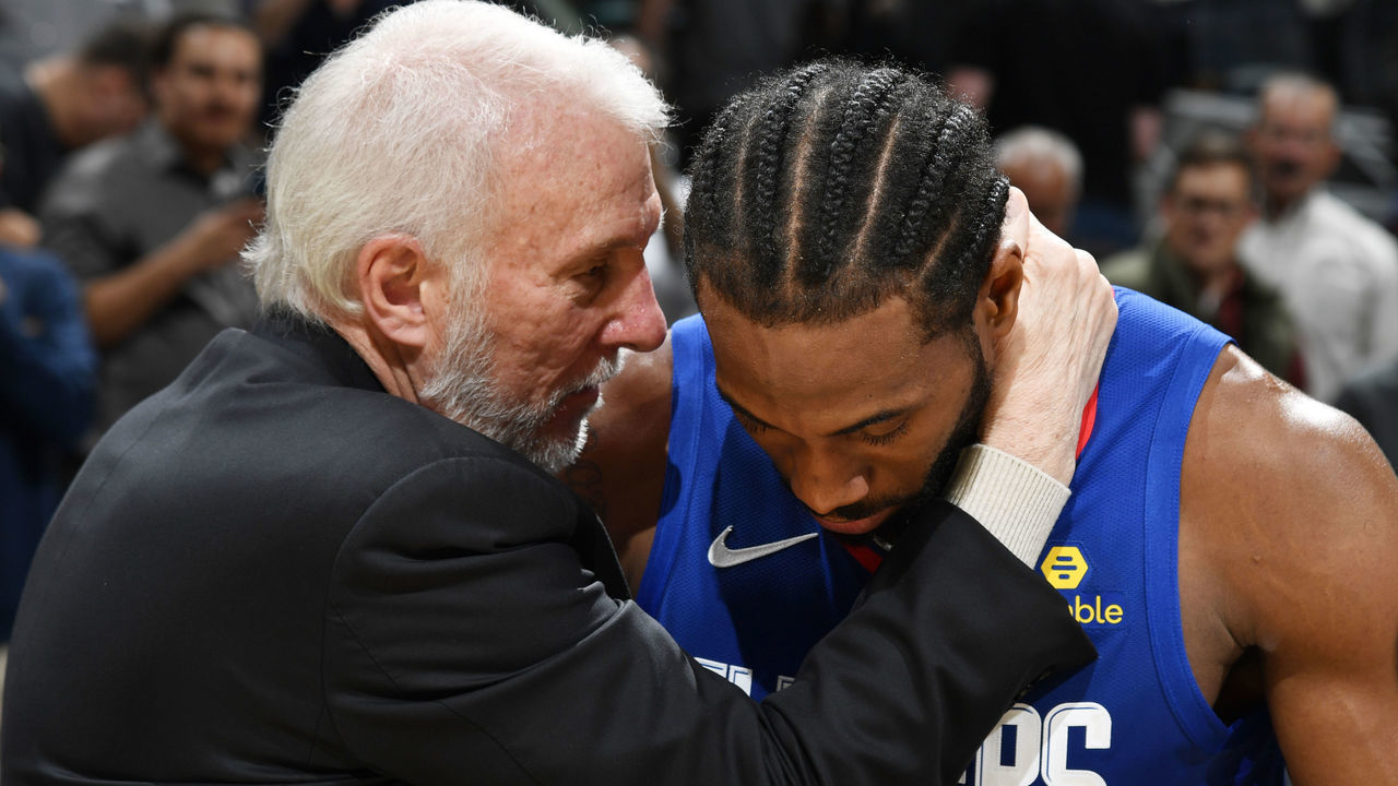 SAN ANTONIO, TX - NOVEMBER 29: Head Coach Gregg Popovich of the San Antonio Spurs and Kawhi Leonard #2 of the LA Clippers talk after a game on November 29, 2019 at the AT&T Center in San Antonio, Texas. Mandatory Copyright Notice: Copyright 2019 NBAE (Photos by Logan Riely/NBAE via Getty Images)