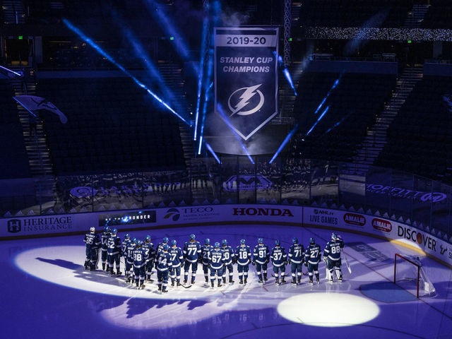 Lightning to raise Stanley Cup banner Saturday with fans in attendance