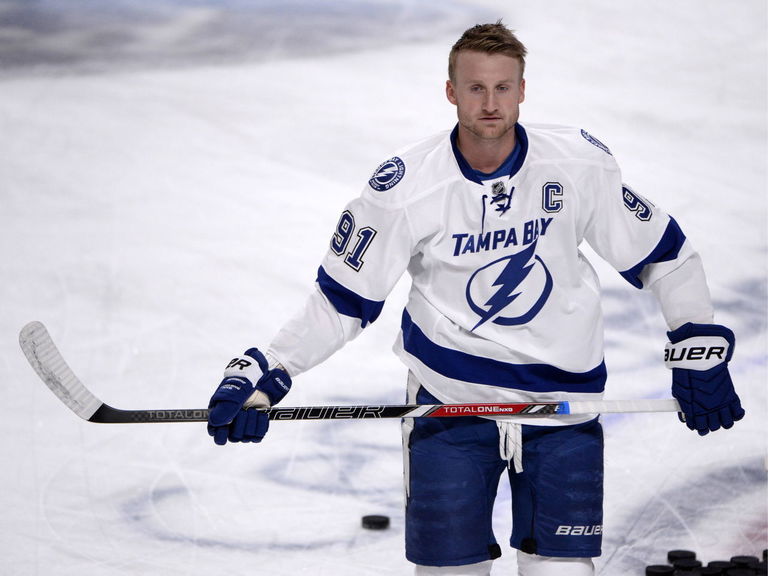 Tampa Bay Lightning fake out players with third jersey