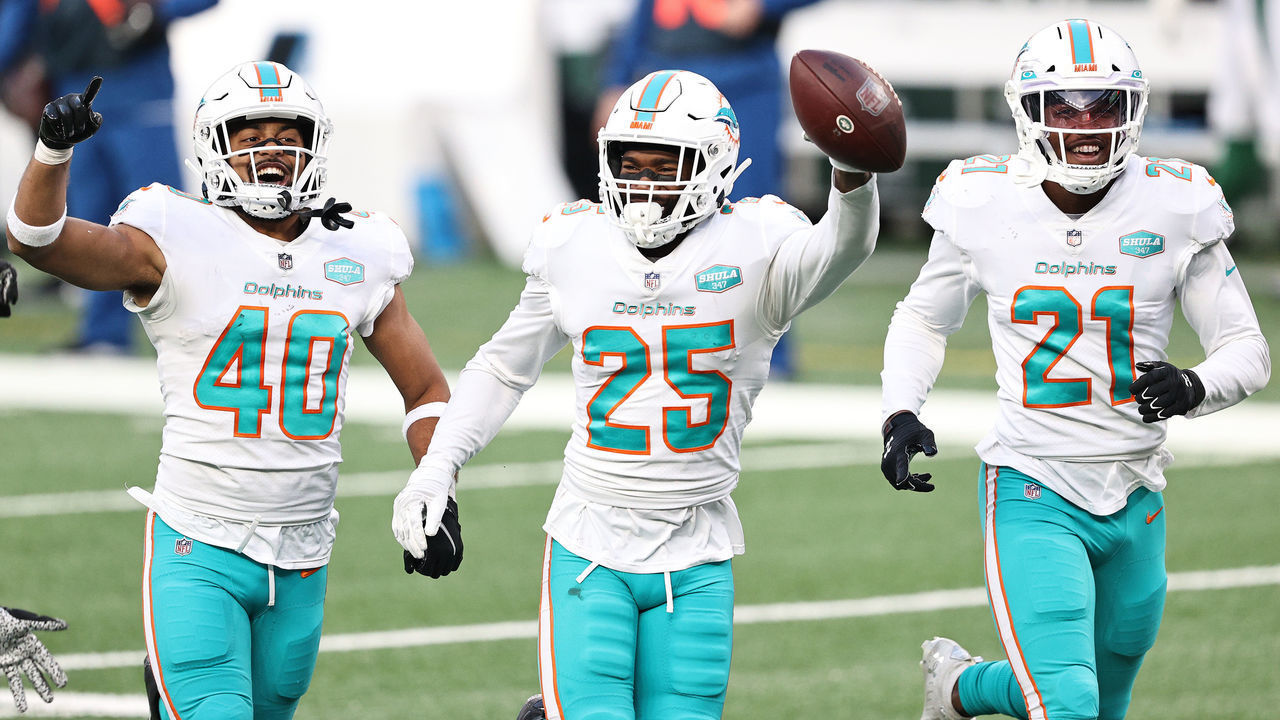 EAST RUTHERFORD, NEW JERSEY - NOVEMBER 29: Xavien Howard #25 of the Miami Dolphins celebrates with teammates after a interception against the New York Jets during their NFL game at MetLife Stadium on November 29, 2020 in East Rutherford, New Jersey.