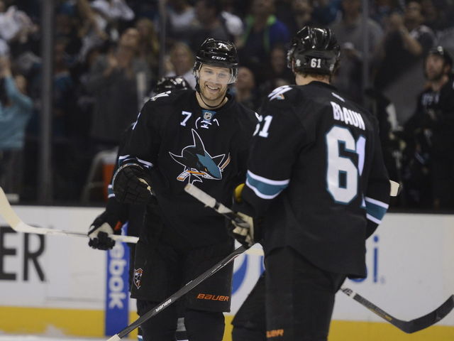 Sharks overwhelm Kings in Game 2 to extend series lead