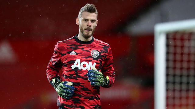 MANCHESTER, ENGLAND - FEBRUARY 06: David De Gea of Manchester United warms up prior to the Premier League match between Manchester United and Everton at Old Trafford on February 06, 2021 in Manchester, England. Sporting stadiums around the UK remain under strict restrictions due to the Coronavirus Pandemic as Government social distancing laws prohibit fans inside venues resulting in games being played behind closed doors.