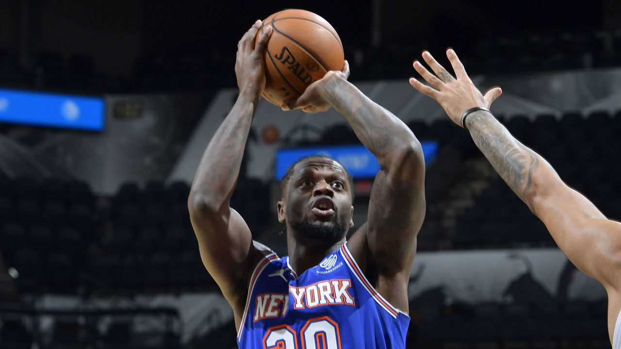 SAN ANTONIO, TX - MARCH 2: Julius Randle #30 of the New York Knicks shoots the ball against the San Antonio Spurs on March 2, 2021 at the AT&T Center in San Antonio, Texas. Mandatory Copyright Notice: Copyright 2021 NBAE (Photos by Logan Riely/NBAE via Getty Images)