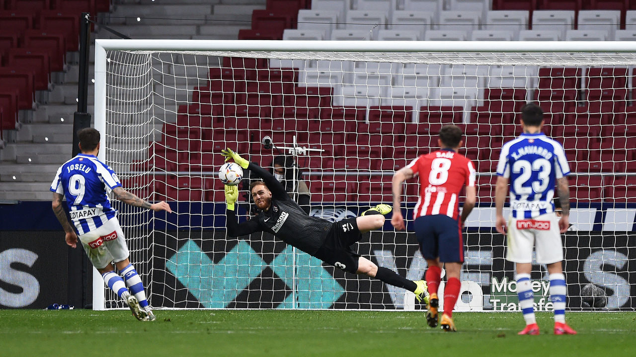 MADRID, SPAIN - MARCH 21: Jan Oblak of Atletico de Madrid saves a penalty from Joselu of Deportivo Alaves during the La Liga Santander match between Atletico de Madrid and Deportivo Alavés at Estadio Wanda Metropolitano on March 21, 2021 in Madrid, Spain. Sporting stadiums around Spain remain under strict restrictions due to the Coronavirus Pandemic as Government social distancing laws prohibit fans inside venues resulting in games being played behind closed doors.