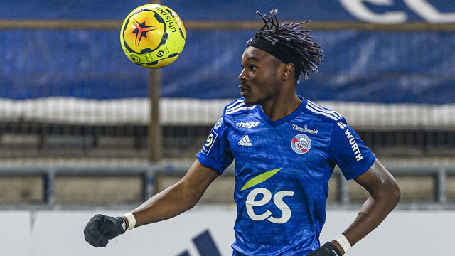 STRASBOURG, FRANCE - NOVEMBER 06: Mohamed Simakan of Racing Strasbourg controls the ball during the Ligue 1 match between RC Strasbourg and Olympique Marseille at Stade de la Meinau on November 6, 2020 in Strasbourg, France.