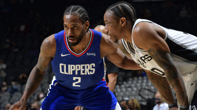 SAN ANTONIO, TX - MARCH 24: Kawhi Leonard #2 of the LA Clippers and DeMar DeRozan #10 of the San Antonio Spurs fights for position during the game on March 24, 2021 at the AT&T Center in San Antonio, Texas. Mandatory Copyright Notice: Copyright 2021 NBAE (Photos by Logan Riely/NBAE via Getty Images)