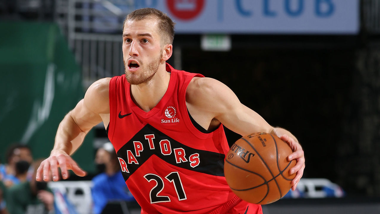 MILWAUKEE, WI - FEBRUARY 18: Matt Thomas #21 of the Toronto Raptors drives to the basket against the Milwaukee Bucks on February 18, 2021 at the Fiserv Forum Center in Milwaukee, Wisconsin. Mandatory Copyright Notice: Copyright 2021 NBAE