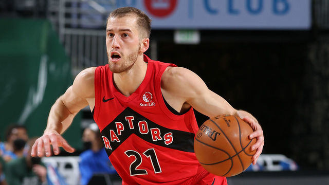 MILWAUKEE, WI - FEBRUARY 18: Matt Thomas #21 of the Toronto Raptors drives to the basket against the Milwaukee Bucks on February 18, 2021 at the Fiserv Forum Center in Milwaukee, Wisconsin. Mandatory Copyright Notice: Copyright 2021 NBAE