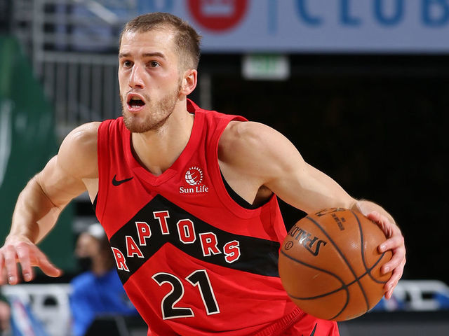 MILWAUKEE, WI - FEBRUARY 18: Matt Thomas #21 of the Toronto Raptors drives to the basket against the Milwaukee Bucks on February 18, 2021 at the Fiserv Forum Center in Milwaukee, Wisconsin. Mandatory Copyright Notice: Copyright 2021 NBAE