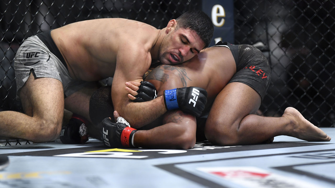 Luque hands Woodley 4th straight loss with submission