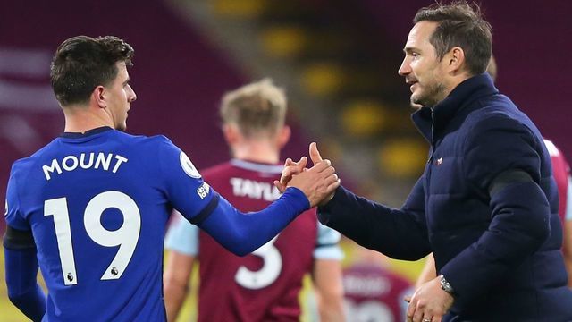 Chelsea's English head coach Frank Lampard (R) and Chelsea's English midfielder Mason Mount (L) shake hands at the end of the English Premier League football match between Burnley and Chelsea at Turf Moor in Burnley, north west England on October 31, 2020.