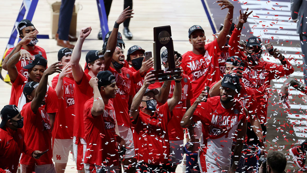 INDIANAPOLIS, INDIANA - MARCH 29: The Houston Cougars celebrate after defeating the Oregon State Beavers in the Elite Eight round of the 2021 NCAA Men's Basketball Tournament at Lucas Oil Stadium on March 29, 2021 in Indianapolis, Indiana.