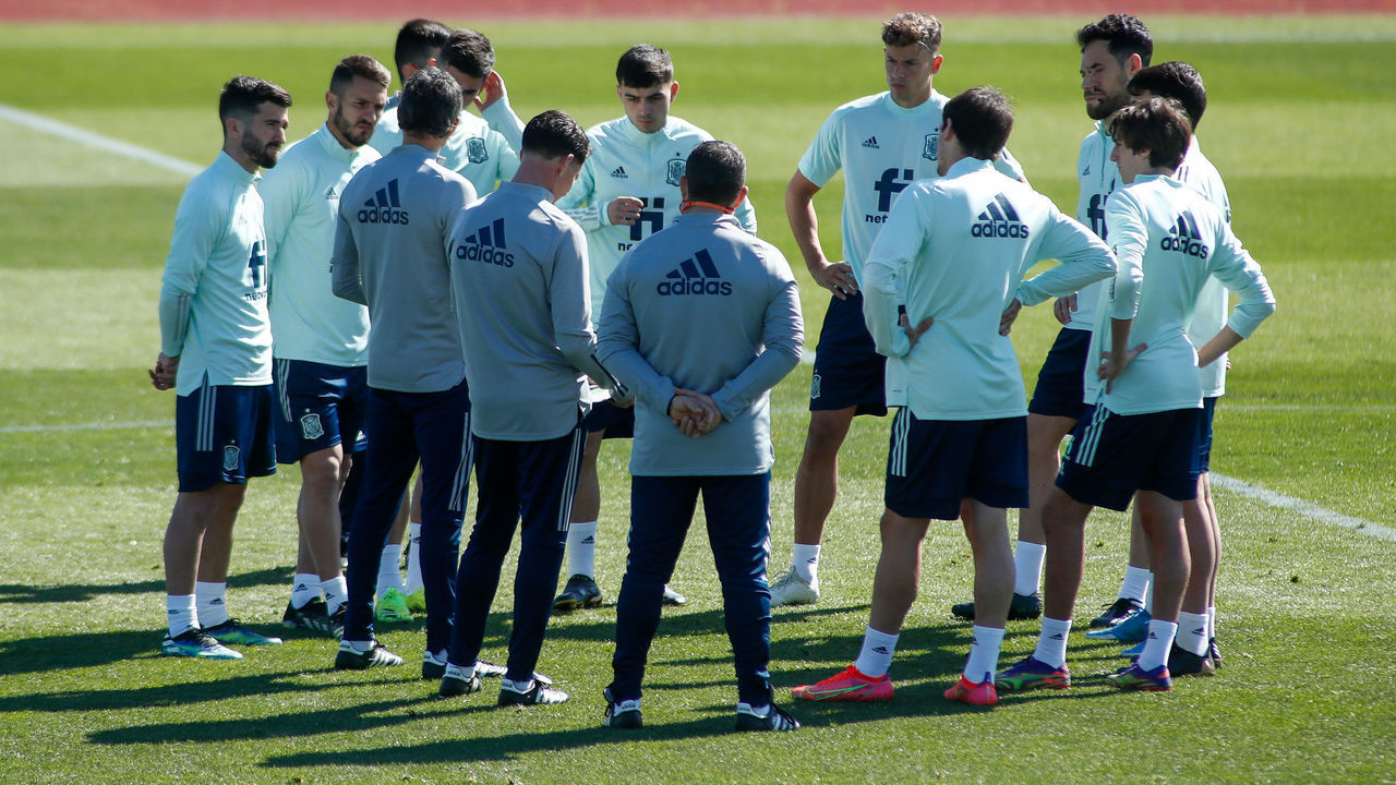 LAS ROZAS, SPAIN - MARCH 24: Luis Enrique Martinez, head coach of Spain, talks to the players during the FIFA World Cup 2022 Qatar qualifying training session celebrated at Ciudad del Futbol on March 24, 2021 in Las Rozas, Madrid, Spain.